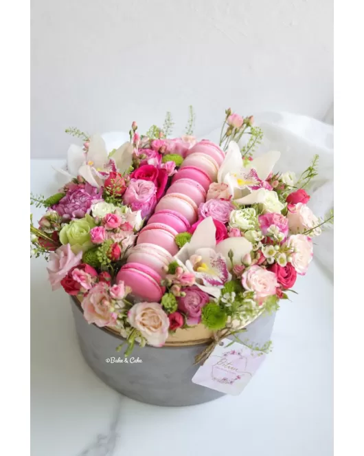 Round Macarons With FLowers