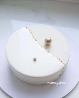 white with gold pearl Mousse Cake